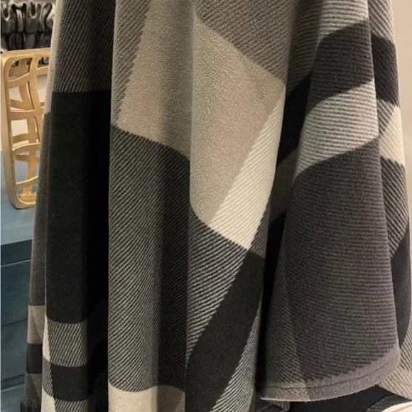 Rachel Roy Elegant Black, Gray Cream Plaid Shawl/Cape/Poncho One Sz warm fringe - Picture 7 of 11